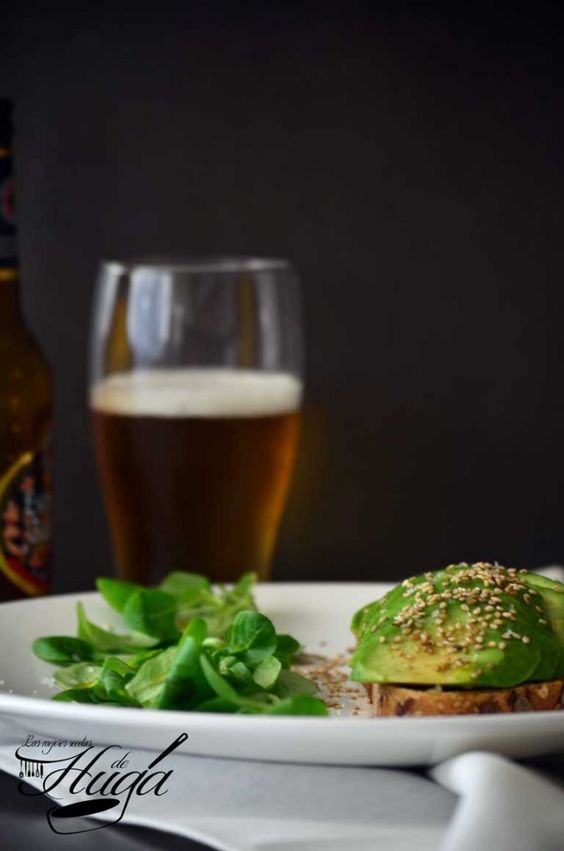 Tostada de aguacate plato cerveza