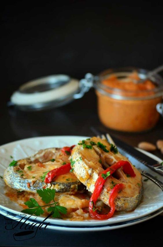 Merluza en salsa romesco plato
