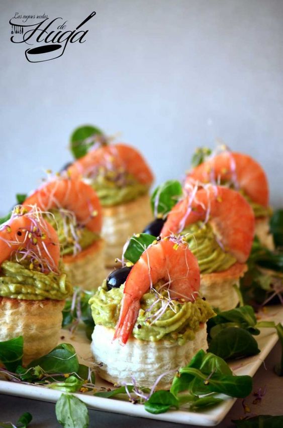 Volovanes de marisco y aguacate plato