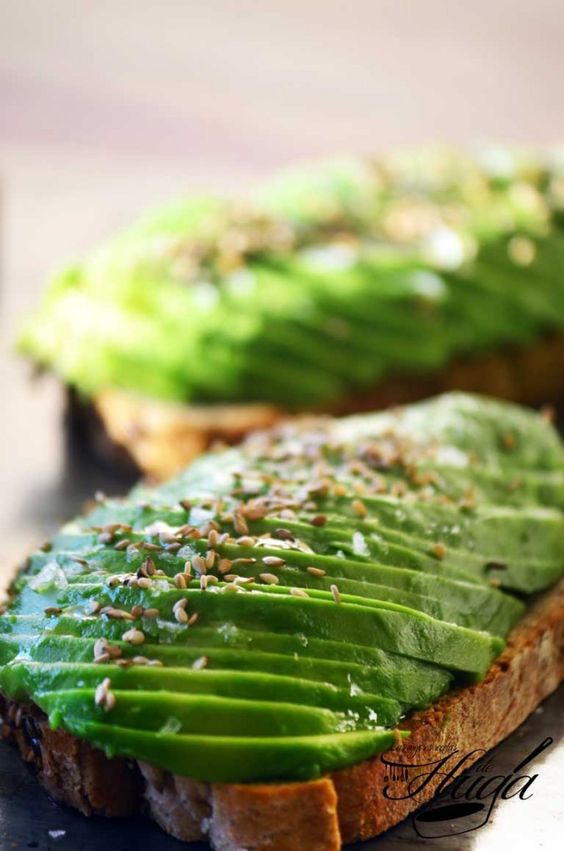 Tostada de aguacate y sésamo