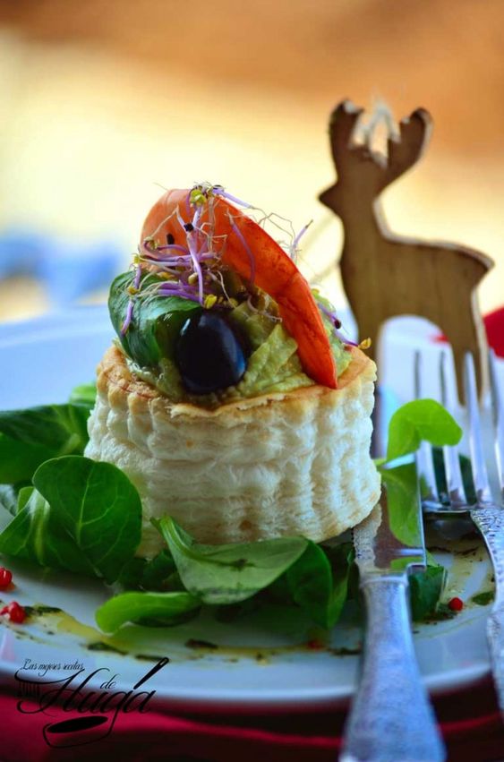 Volovanes de marisco y aguacate cerca