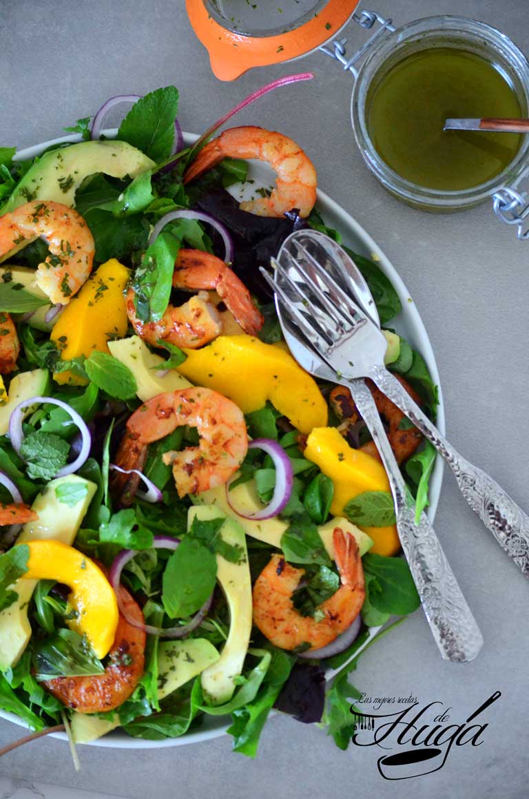 Ensalada de aguacate, mango y langostinos