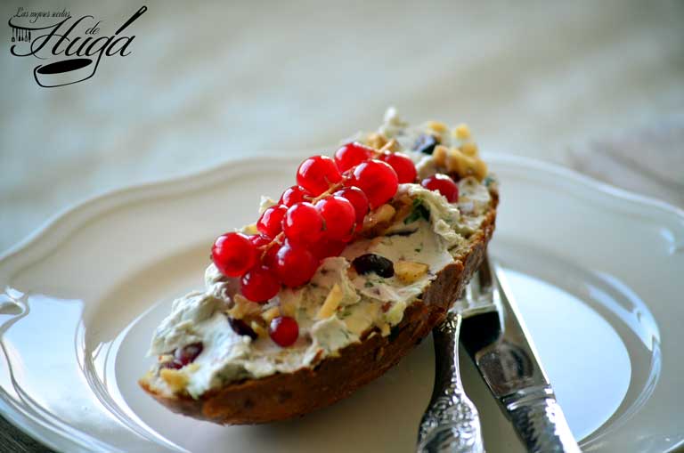 Tostada de queso azul con grosella