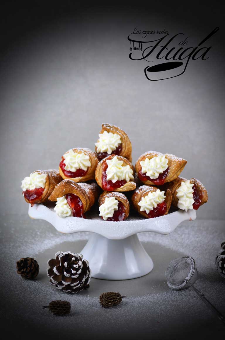 Canutillos de hojaldre con chantilly bandeja