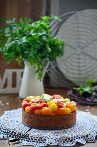 Cheesecake salado con tomates fondo
