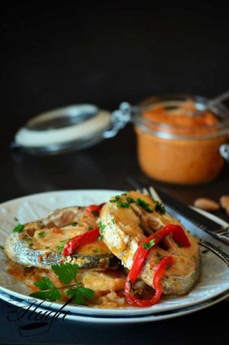 Merluza en salsa romesco plato