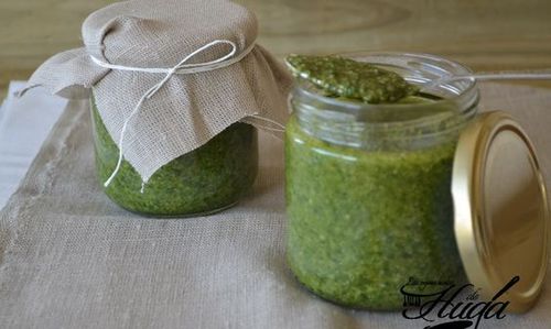 Salsa pesto en bote