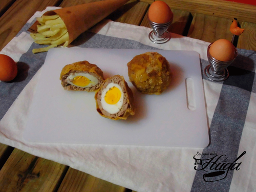 Huevos escoceses cortado