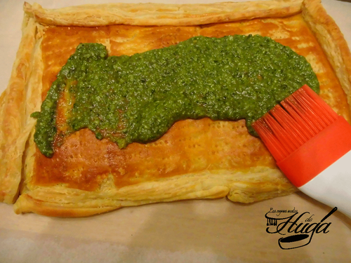 Ensalada caprese sobre hojaldre con pesto montaje