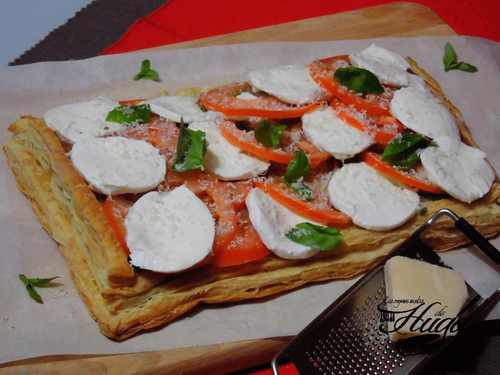 Ensalada caprese sobre hojaldre con pesto