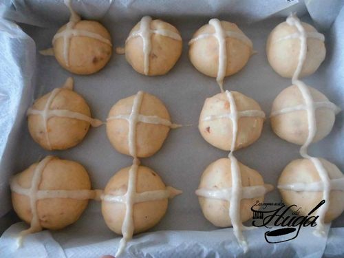 Panecillos de Pascua o Hot cross bun antes de hornear