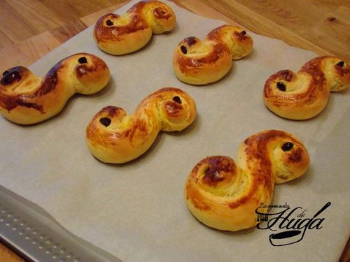 Bollos de azafrán recién horneados