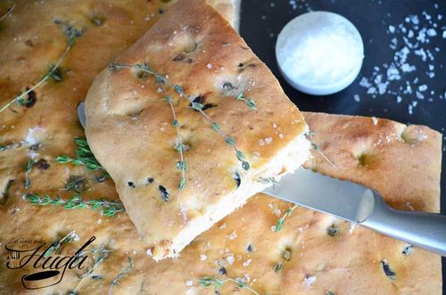 Focaccia con tomate y aceitunas