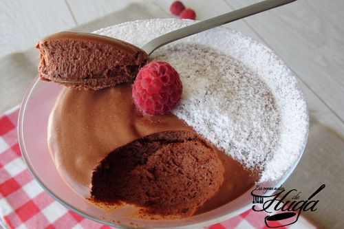 mousse de chocolate comiendo