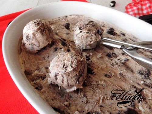 Helado de oreo en bandeja