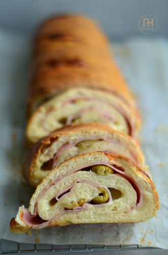 Pan de jamón venezolano cortado