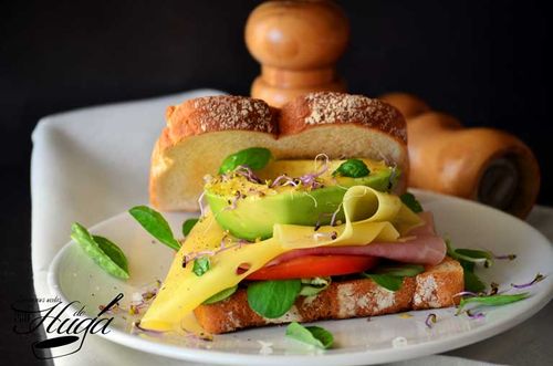 Sandwich de emmental y aguacate