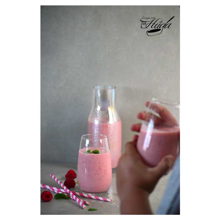 Smoothie de fresa y frambuesa bebiendo
